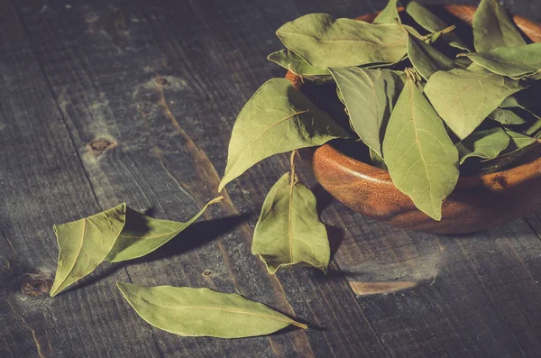 Przyprawy Liść Laurowy Wiejskich Stylu Bay Leaf Ciemnej Powierzchni Drewnianych — Zdjęcie stockowe