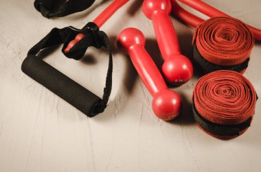 Kırmızı dambıl, bandaj ve ip atlama/sağlıklı kavramı kırmızı dambıl, bandaj ve karanlık bir arka plan üzerinde ip atlama. Üstten görünüm