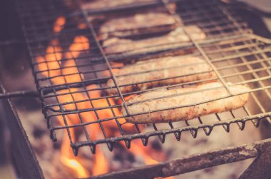 sosis Barbekü ızgara/sosis çıplak alev, üstten görünüm üzerinde bir Barbekü kafes üzerinde bir kafes üzerinde