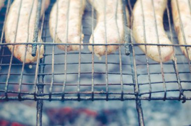 bir kafes bir ızgara, üstten görünüm bir ızgara/sosis kızarmış sosis hazırlamak