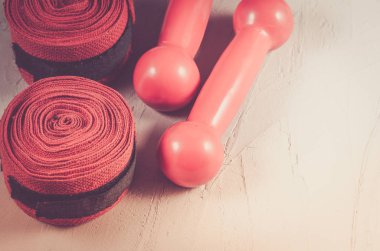 spor ve kırmızı dumbell ve bandaj/spor boks konseptiyle ve boks kavramı kırmızı dumbell ve bir beyaz taş bandaj ile