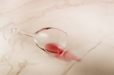 Beyaz mermer arka plan/şarap üzerinde beyaz mermer arka plan üzerinde şarap. Üstten görünüm