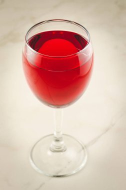 Beyaz mermer arka plan üzerinde beyaz mermer arka plan/kırmızı üzerinde şarap şarap. Seçici odak