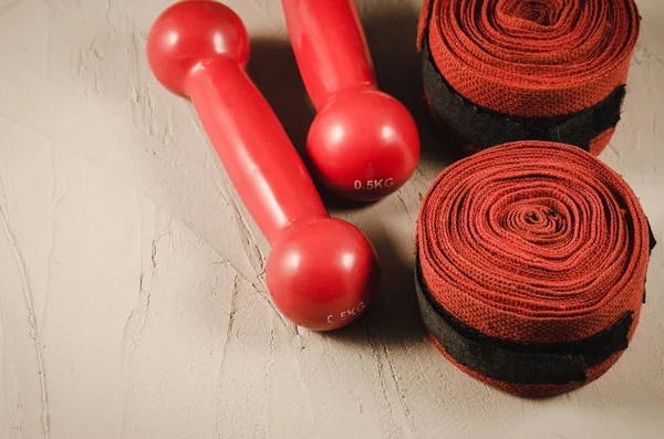 Kırmızı dumbell ve bandaj/kırmızı dumbell ve bir beyaz taş bandaj. Üstten görünüm ve boşaltmak