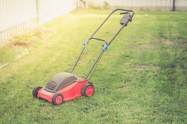 Röd Gräsklippare Skärande Grönt Gräs Gräsklippning Gräsmatta Gräset Stuga Gården — Stockfoto