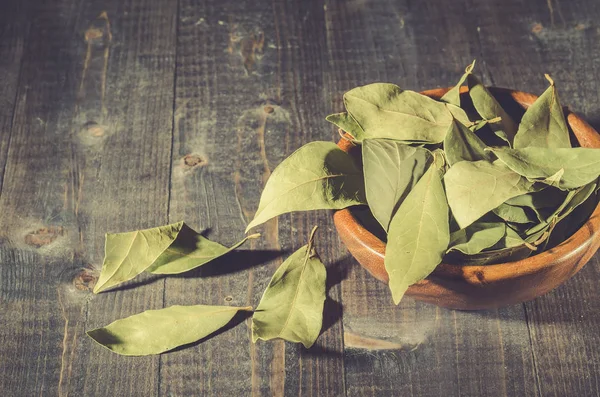 Przyprawy Liść Laurowy Wiejskich Stylu Bay Leaf Ciemnej Powierzchni Drewnianych — Zdjęcie stockowe