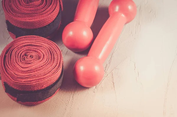 spor ve kırmızı dumbell ve bandaj/spor boks konseptiyle ve boks kavramı kırmızı dumbell ve bir beyaz taş bandaj ile