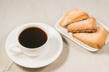 kahve fincanı ve ev yapımı kurabiye/kahvaltı whith kahve Kupası ve beton zemin üzerine ev yapımı kurabiyeler. Üstten görünüm