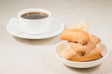 kahve ve ev yapımı kurabiye/kahvaltı whith kahve Kupası ve beyaz bir tabloda, boşaltmak ev yapımı kurabiye