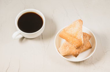 kahve ve ev yapımı kurabiye/kahvaltı whith kahve Kupası ve ev yapımı kurabiye, üstten görünüm