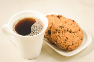 kahve ve çikolata/kahve fincanı ile ev yapımı kurabiye ve mermer bir zemin üzerine çikolata ile ev yapımı kurabiye. 