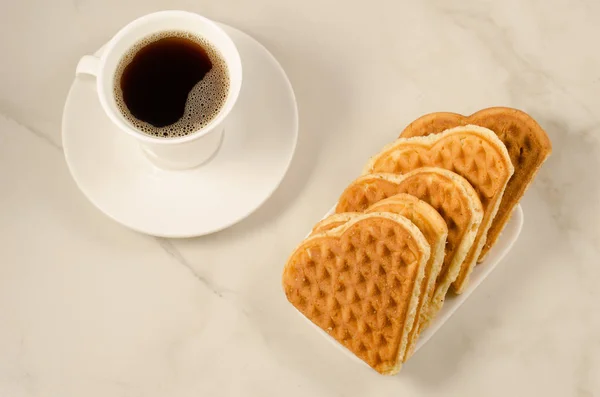 Xícara Café Biscoitos Coração Xícara Café Biscoitos Coração Fundo Mármore — Fotografia de Stock