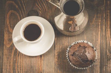 Çikolatalı kek, kahve Kupası ve Türkler/çikolata kek, kahve fincanı ve Türkler bir ahşap zemin üzerinde görünümü top