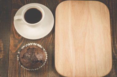 espresso fincan, çikolatalı kek ve kopya alanı/espresso fincan, çikolatalı kek ve kopya alanı ile ahşap tepsi ahşap tepsi. Üstten görünüm