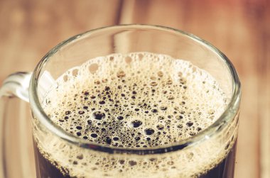 bardak bira bira köpük köpük/tam cam ile tam, yakın çekim