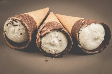 Üç dondurma koni çikolata/üç dondurma külahı çikolata, seçici odak ile