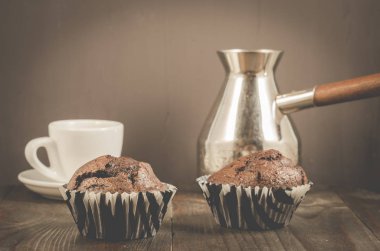 İki çikolatalı kekler, kahve ve Türkler / iki çikolatalı kek, kahve ve koyu ahşap arka plan Türkler