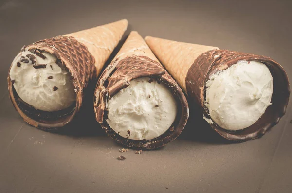 Üç dondurma koni çikolata/üç dondurma külahı çikolata, seçici odak ile