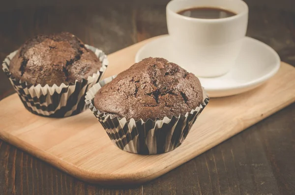 Zwei Schokoladenmuffins Und Tasse Kaffee Auf Holztablett Zwei Schokoladenmuffins Und — Stockfoto