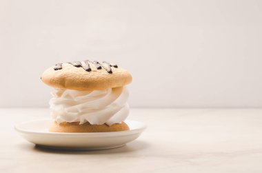 seçici odak ve kopya alanı bir beyaz arka plan beyaz bir kasede beyaz bir kase/pasta kek