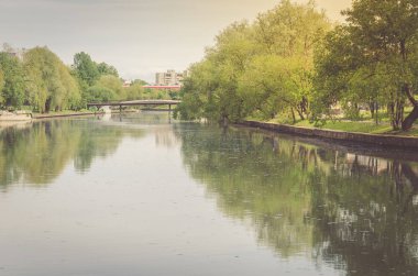 rezervuar su deposu güneşli bir gün boyunca güneşli gün/ağaçlar parkında