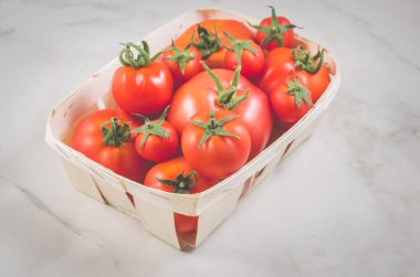 beyaz mermer zemin, seçici odak gerdanlı bir kutusunda gerdanlı bir kutu/domates domates