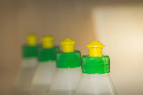 yapıştırıcı ile sarı tüpler, seçici odak için satır/şişelerde şişe tutkal ile stand