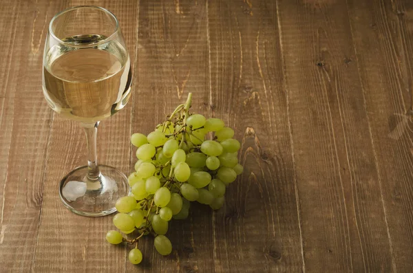 üzüm ve şarap ahşap tablo/üzüm ve şarap ahşap masa, seçici odak ve kopya alanı