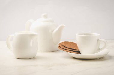 Beyaz seramik ürünler ve çerezleri/beyaz seramik ürünler ve beyaz mermer zemin çerezleri Odaya Servis Kahvaltı