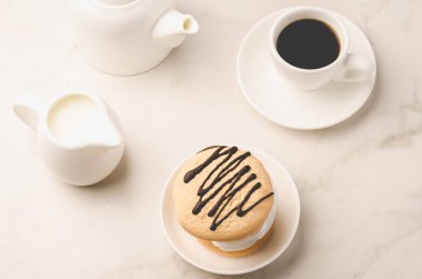 Kahvaltı whith beyaz kahve Kupası, süt ve tatlı/kahvaltı whith beyaz kahve Kupası, süt ve tatlı beyaz mermer zemin üzerinde. Top vie