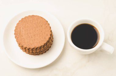 Tanımlama bilgileri ile çerezleri/kahve beyaz fincan kahve beyaz fincan. Üstten görünüm