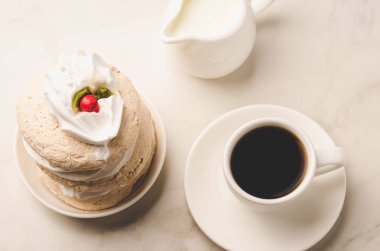 Tatlı ile kahve beyaz fincan ve süt/kahve beyaz fincan tatlı ve süt beyaz mermer zemin üzerinde. Üstten görünüm