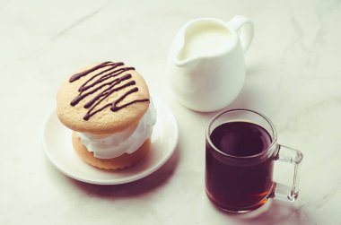 Espresso bardak süt ve beyaz mermer arka plan/Espresso bardak sütlü tatlı ve beyaz mermer zemin üzerine tatlı. Seçici odak
