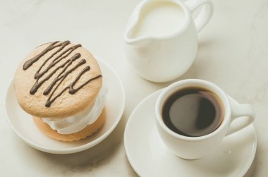 Espresso ile tatlı ve beyaz arka plan/Espresso ile tatlı süt ve süt beyaz mermer zemin üzerine top vie