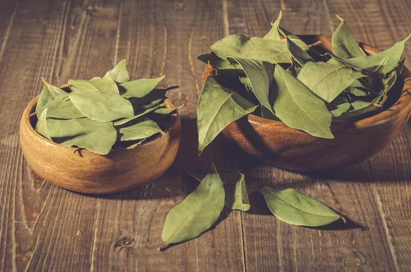 Hoja Laurel Una Superficie Madera Tazón Madera Dos Especias Hoja —  Fotos de Stock