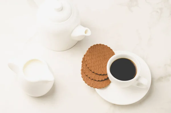 咖啡白色杯子与曲奇饼和牛奶 咖啡白色杯子与曲奇饼和牛奶在白色大理石背景 顶部视图 — 图库照片