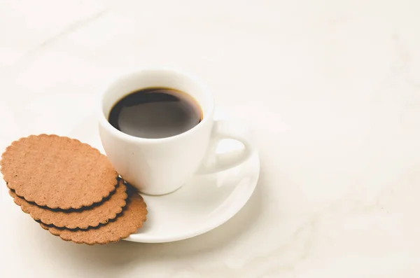 Kaffee Mit Keksen Auf Weißem Marmorhintergrund Kaffee Mit Keksen Auf — Stockfoto