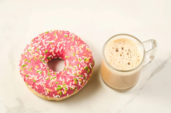 Pausa Caffè Con Ciambella Zuccherata Fresca Pausa Caffè Con Ciambella — Foto Stock