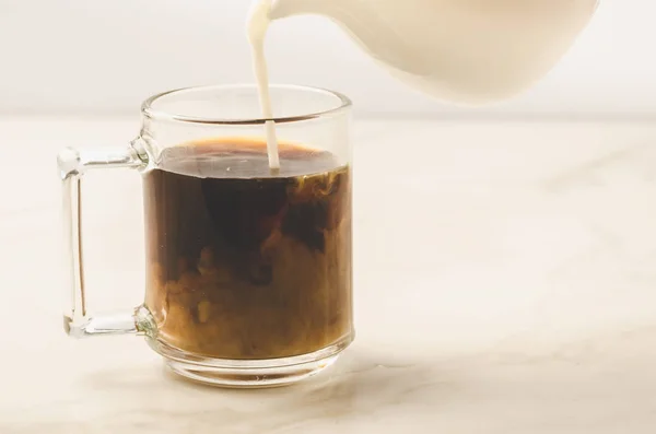 Молоко Добавляется Стакан Кофе Молоко Добавляется Стакан Кофе Белом Мраморном — стоковое фото