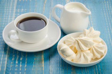 bir fincan kahve ve beze/kahvaltı ile bir fincan kahve ve beze üzerinde mavi bir arka plan ile kahvaltı