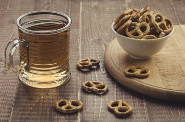 Simit ve bir bardak çay ile Servis Kahvaltı. Tonda