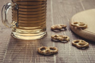 bir bardak çay ve simit ahşap bir masa üzerinde. Tonda