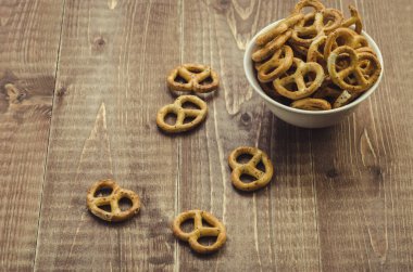 ahşap arka plan/çubuk kraker ahşap arka plan üzerinde beyaz bir kase üzerinde beyaz bir kase tuzlu kraker. Üstten görünüm