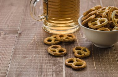 bir bardak çay ve simit ahşap arka plan üzerinde. Kopya alanı ile
