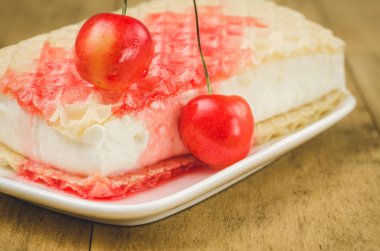 Dondurmalı tatlı kiraz ve şurubu/gofret dondurma tatlı kiraz ve şurubu ile gofret. seçici odak