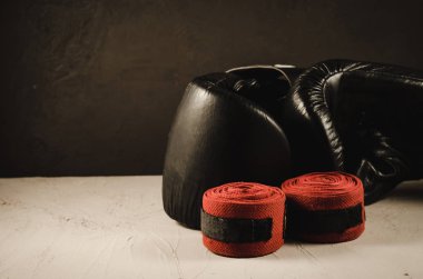 boks eldivenleri ve bandaj/spor kavram boks eldivenleri ile siyah ve koyu bir arka plan üzerine bandaj. Boşaltmak