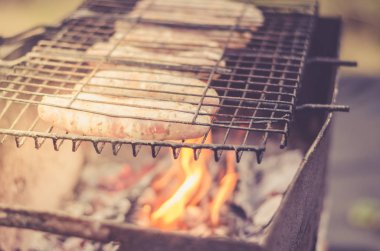 çıplak alev/sosis bir Barbekü barbekü bir mangal, seçici odak kızarmış