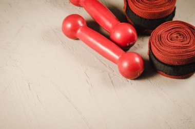 kavramı kırmızı dumbbells ile boks ve bandaj/kavramı kırmızı dumbell ve taş zemin üzerine bandaj ile boks. Boşaltmak