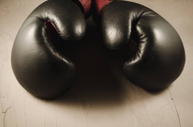 eldiven/kavramı ile taş zemin üzerine gri eldiven boks gri ile kavram boks.