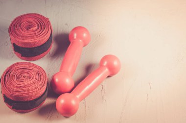 kavramı kırmızı dumbbells ile boks ve bandaj/kavramı kırmızı dumbell ve taş zemin üzerine bandaj ile boks. Üstten görünüm